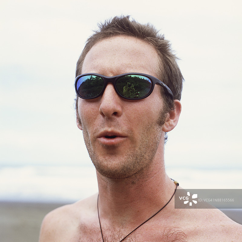 戴墨镜的赤膊男人图片素材