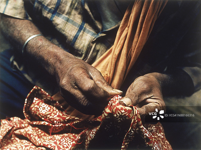 男人缝纫布料图片素材