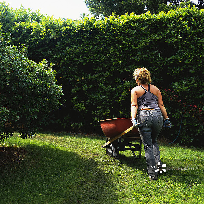 女人推着独轮车图片素材