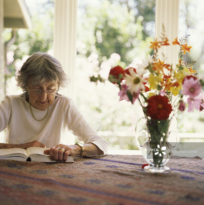 女人读图片素材