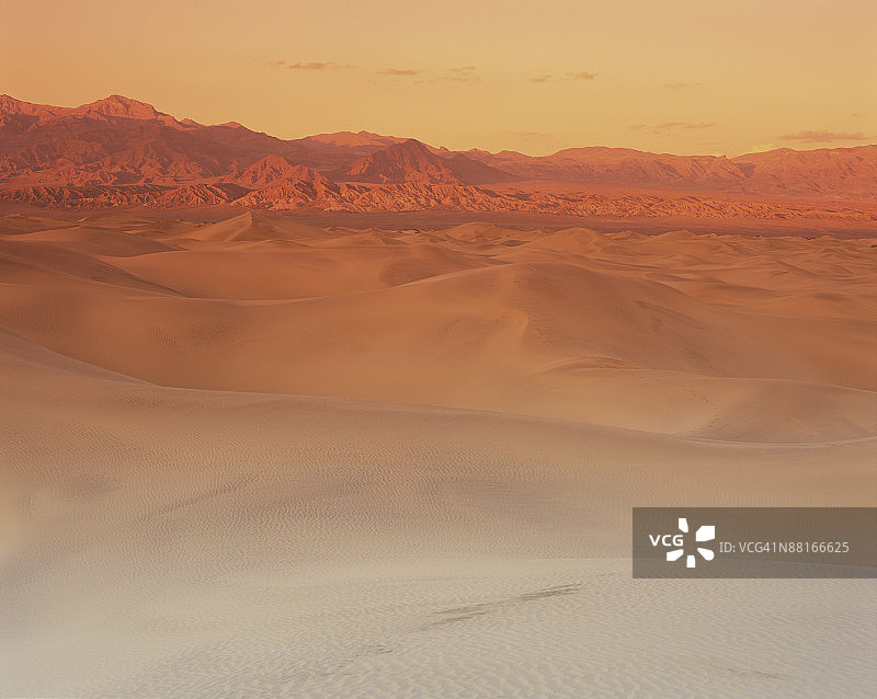 死亡谷国家公园的日落沙丘图片素材