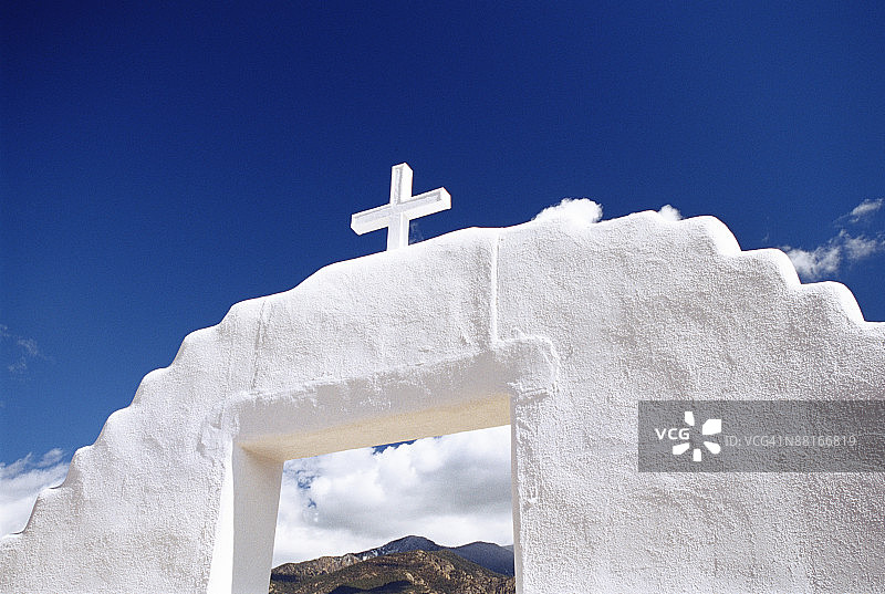 美国新墨西哥州陶斯印第安 pueblo的十字墙图片素材