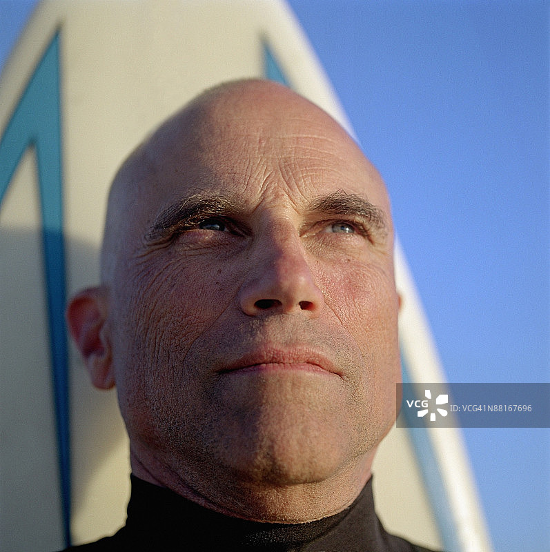 拿着冲浪板的男人图片素材