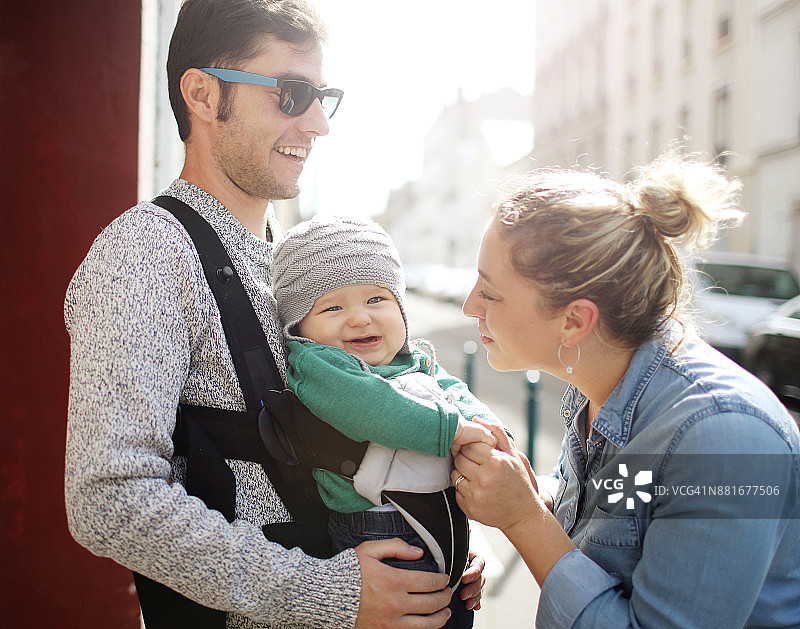 8个月大的男婴和他的父母在街上图片素材