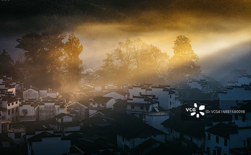中国安徽省婺源县石城村的晨雾图片素材