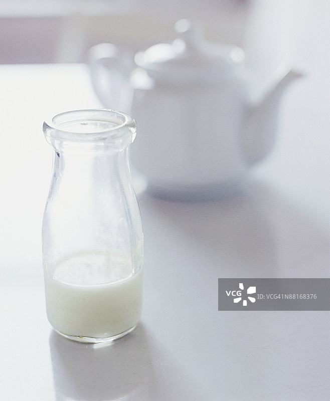 奶瓶和茶壶图片素材