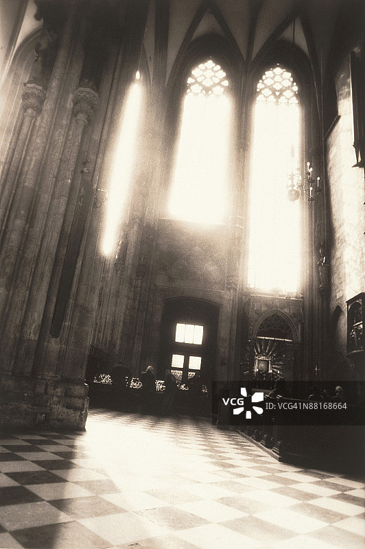 阳光穿过大教堂的窗户图片素材