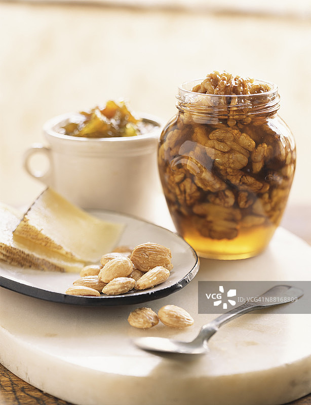 曼彻格奶酪、马科纳杏仁和蜜汁核桃图片素材