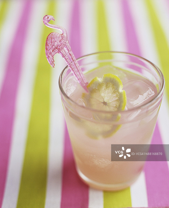 粉色柠檬水鸡尾酒图片素材