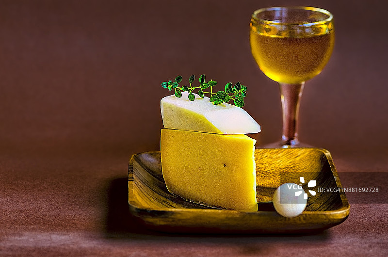 手工奶酪与沙棘酱和牛至图片素材