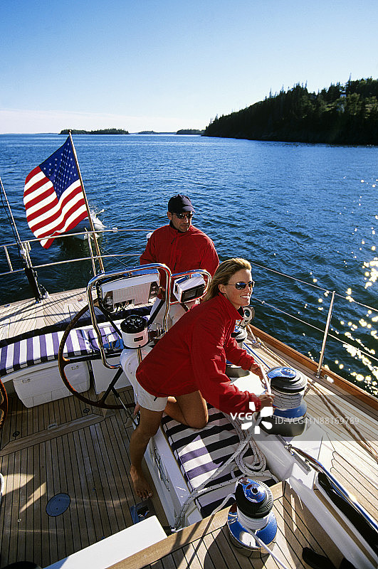 缅因州帆船上的情侣图片素材