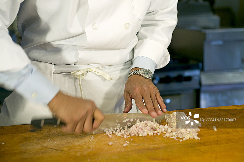 厨师在厨房切菜图片素材