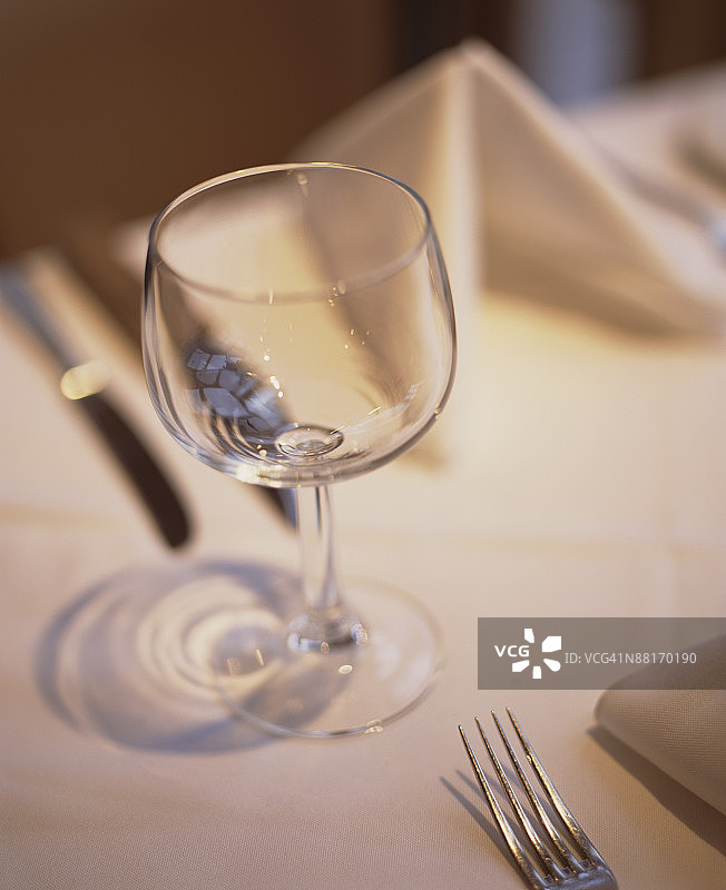桌布上的葡萄酒杯图片素材