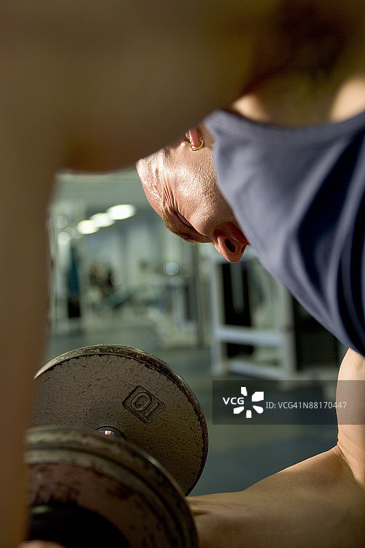 男人在健身房举重图片素材