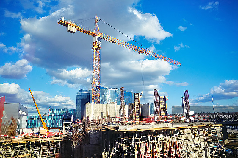 蓝天背景下的施工现场起重机图片素材