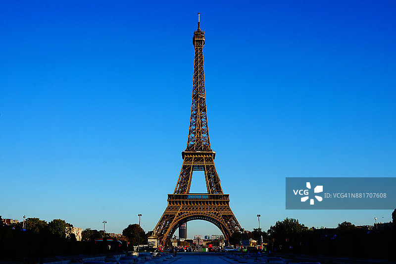 阳光下的法国巴黎埃菲尔铁塔概览图片素材