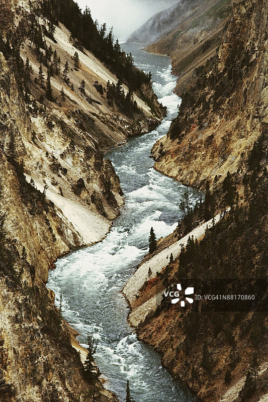 流经峡谷的河流图片素材