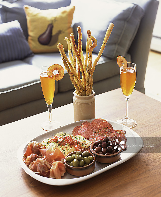 饮品和开胃菜拼盘图片素材