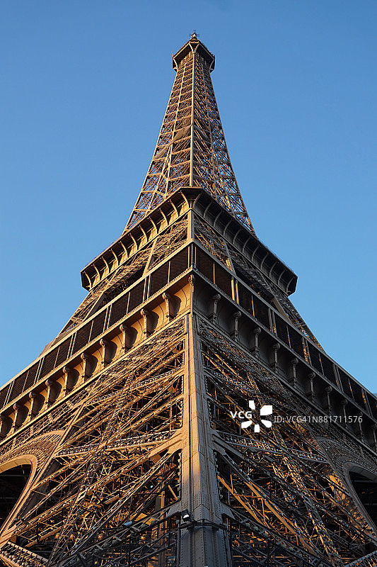 法国巴黎埃菲尔铁塔特写图片素材