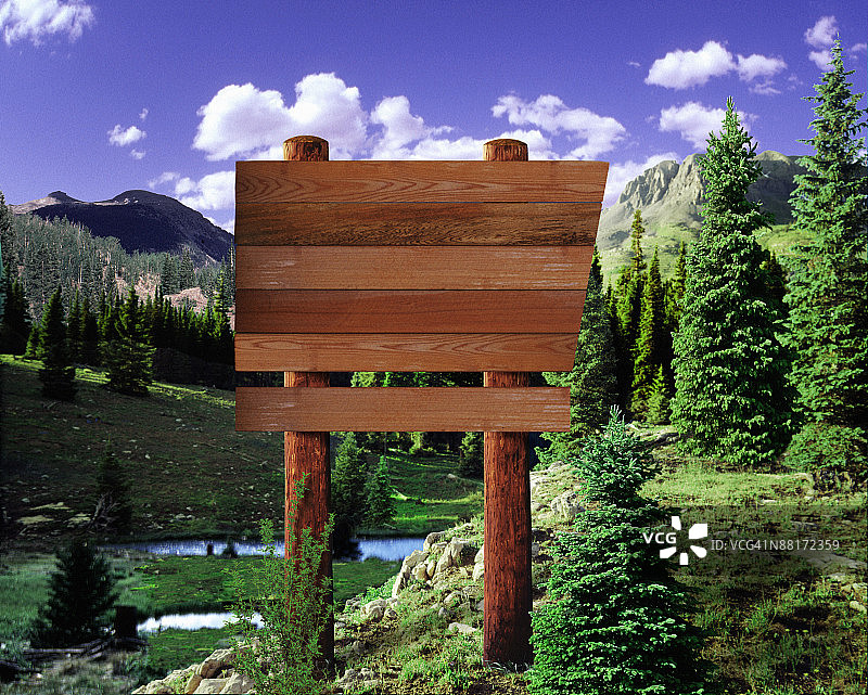 森林中的木制标牌图片素材