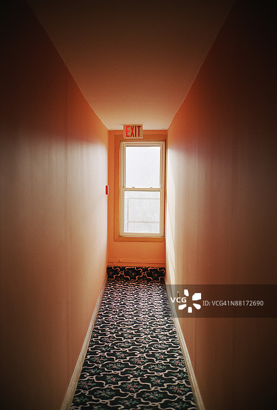 走廊尽头的出口标志图片素材