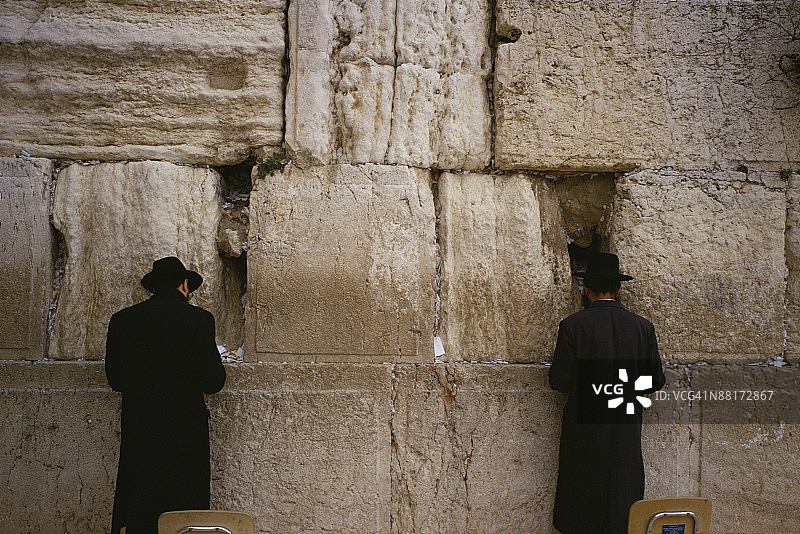 耶路撒冷哭墙的男子，以色列图片素材