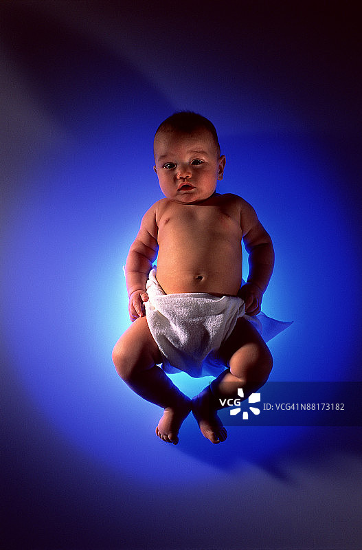 穿着尿布的婴儿图片素材