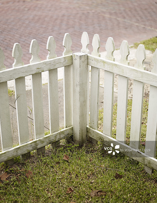 白色尖桩栅栏图片素材