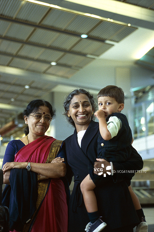 母亲、儿子和祖母在机场图片素材