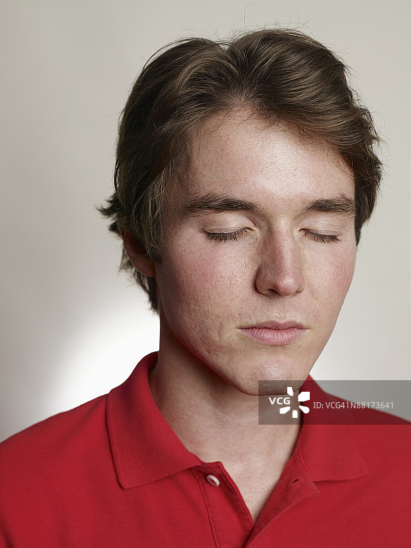 闭着眼睛的男人图片素材