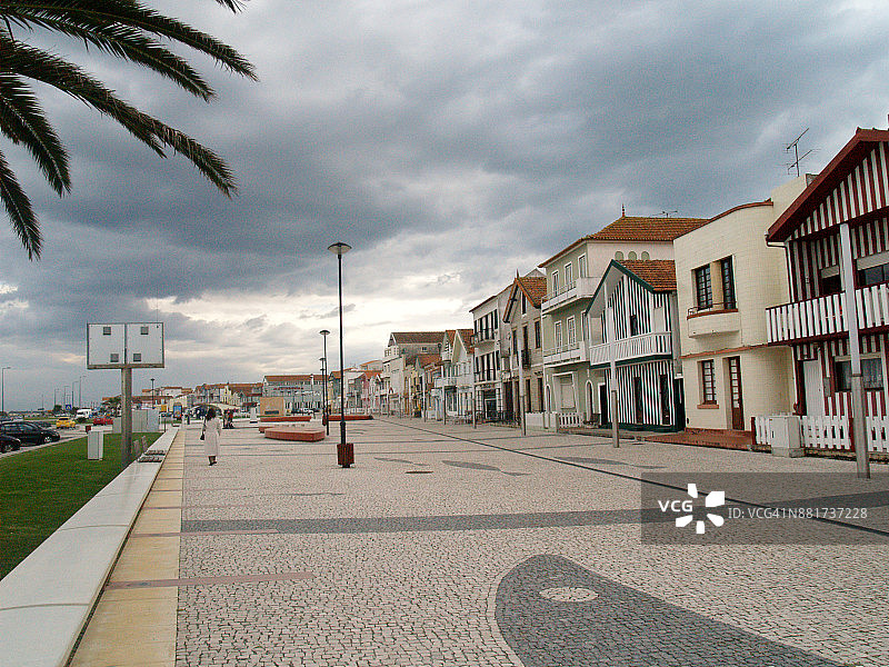 葡萄牙阿威罗新海岸的彩色条纹房屋图片素材