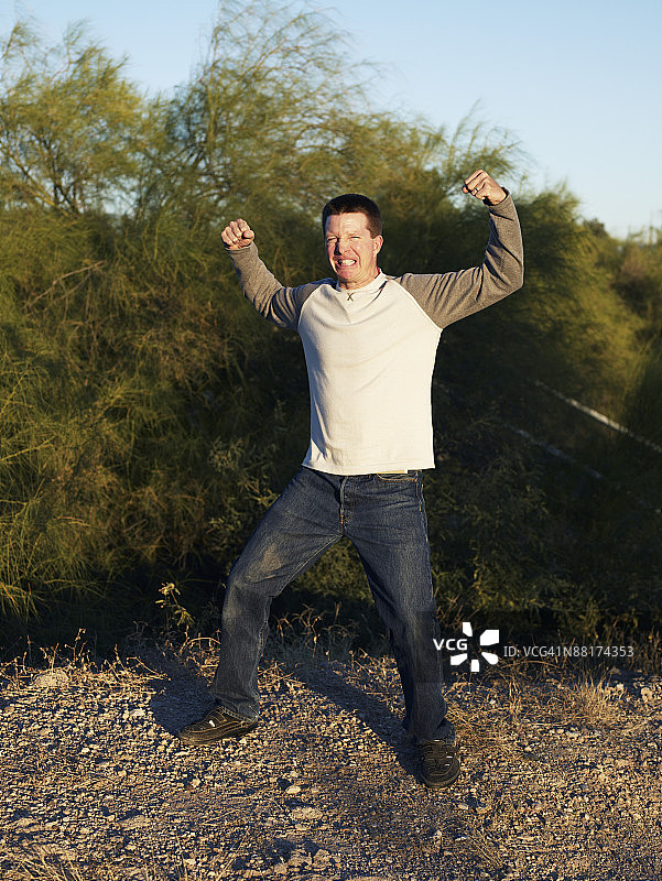 展示肌肉的快乐男人图片素材