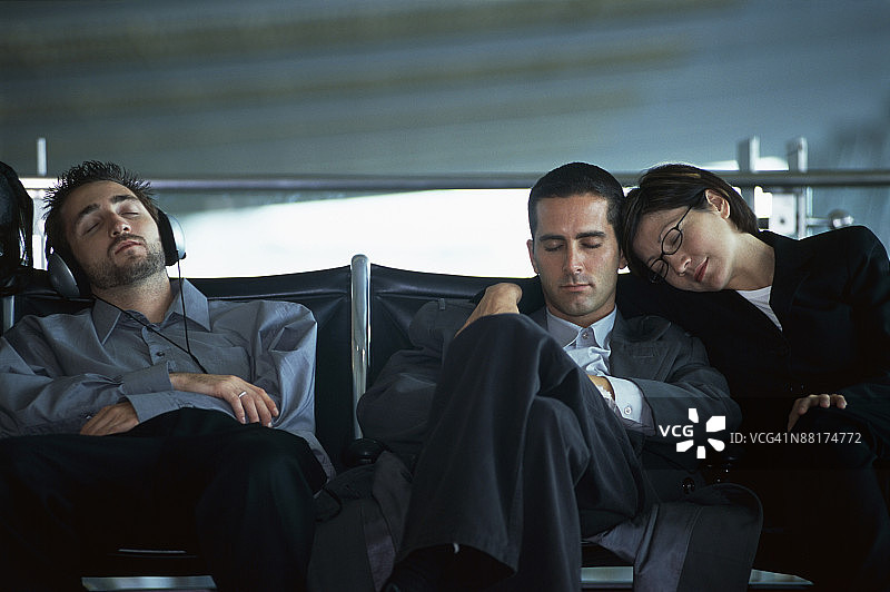 商务人士在机场航站楼睡觉图片素材