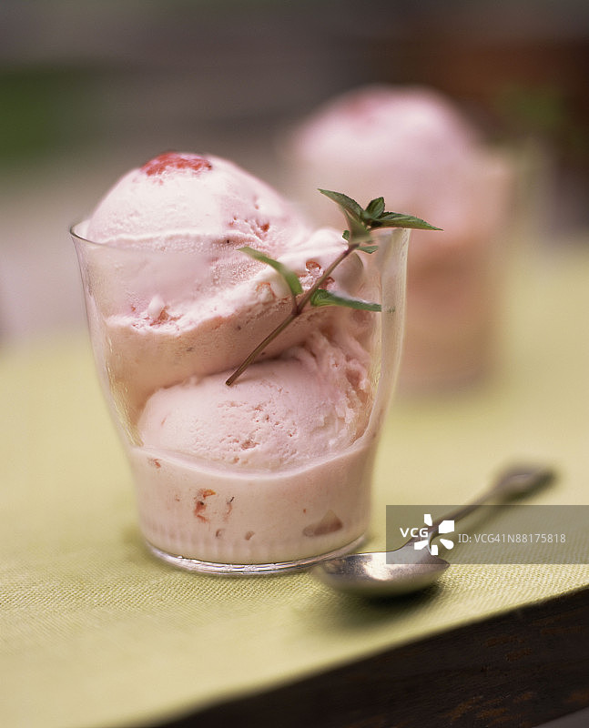 草莓冰淇淋图片素材