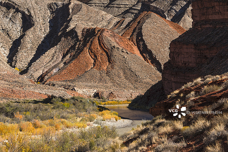 圣胡安河沿岸的彩色分层岩层图片素材