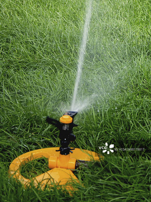 喷淋浇灌草坪图片素材