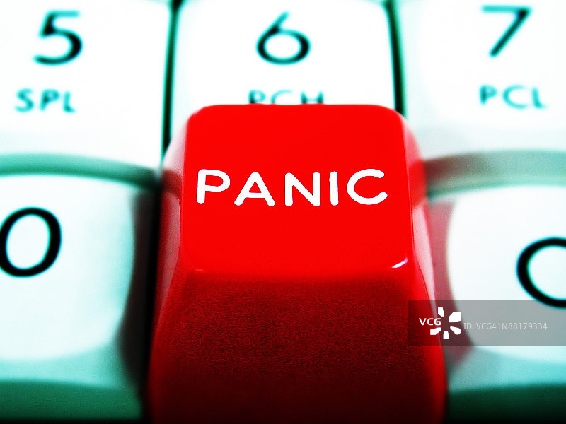 红色键盘上的红色紧急按钮特写图片素材