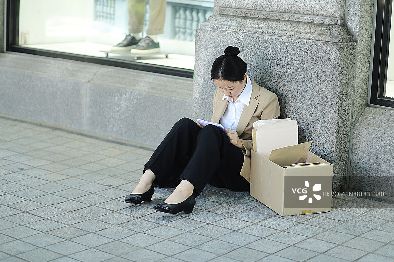 被解雇的女商人阅读解雇通知图片素材