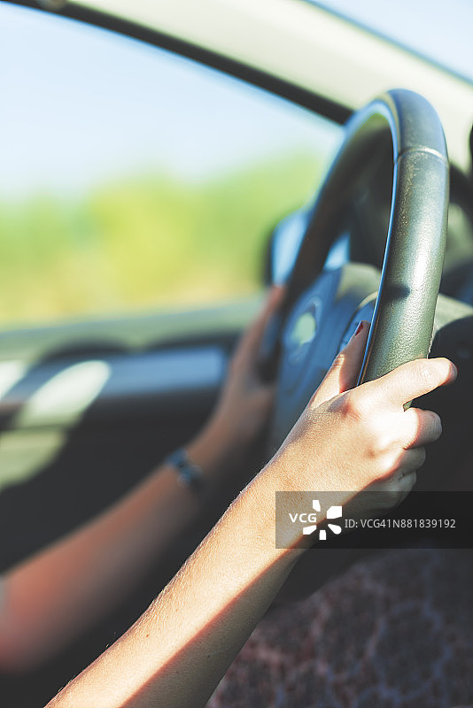 女人驾驶她的汽车图片素材