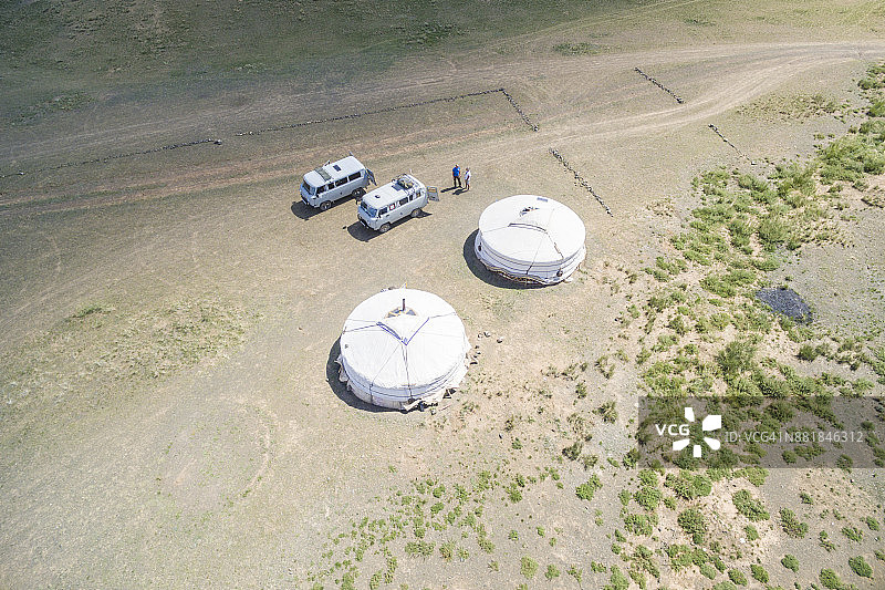 蒙古国南戈壁省巴彦达莱区的蒙古包和苏联小型货车鸟瞰图片素材