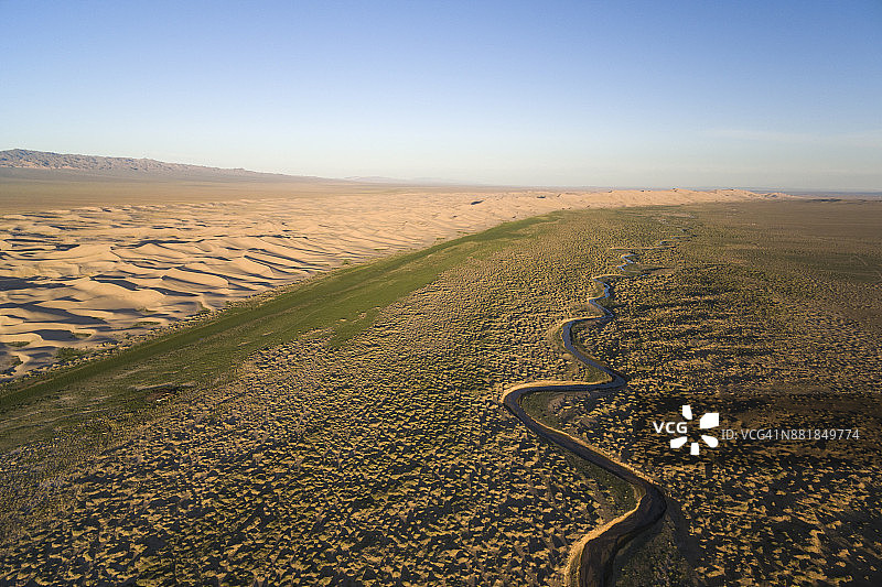 戈壁古尔万赛汗国家公园孔戈林河与孔戈尔沙丘鸟瞰图图片素材