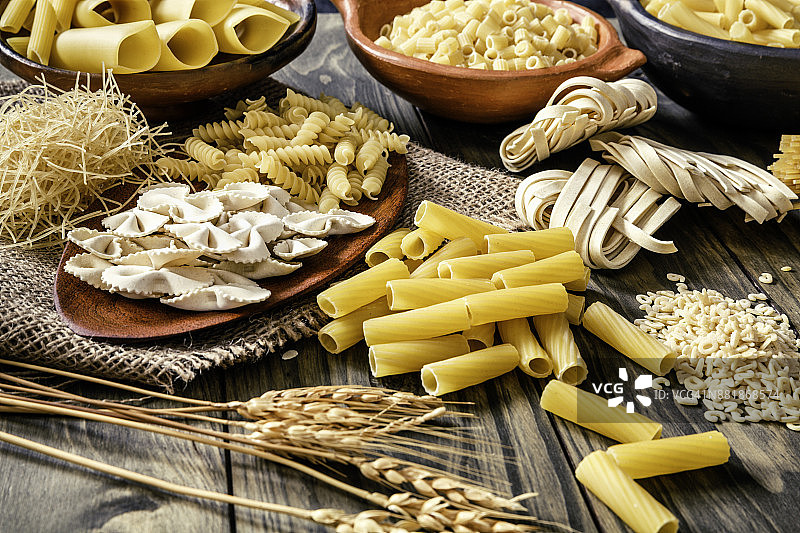 厨房乡村木桌上的意大利面图片素材