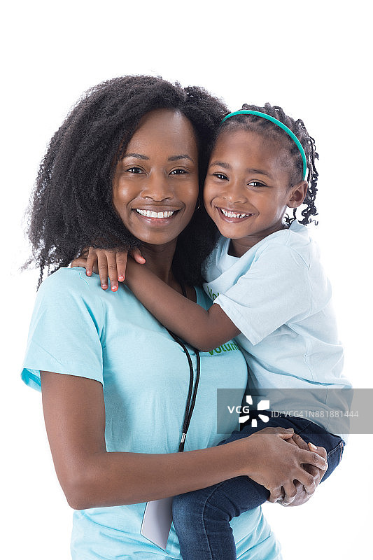 女人和她学龄前的女儿一起做志愿者图片素材