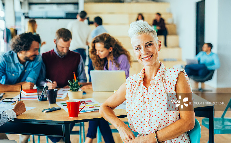 商务会议中的女人图片素材