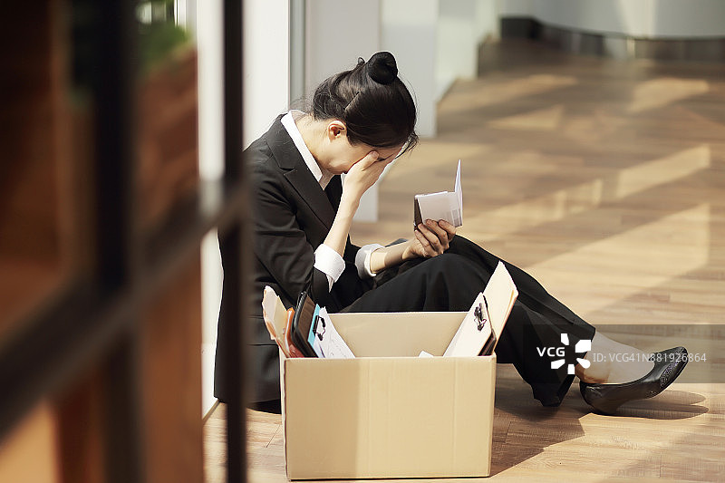 失业后拿着解雇通知的女商人图片素材