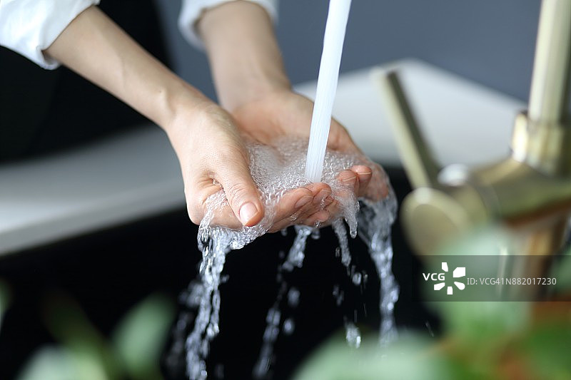 女人在水槽里洗手的局部照片图片素材