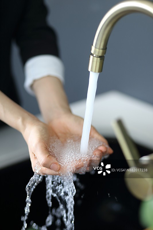 商务女人洗手，手部特写图片素材