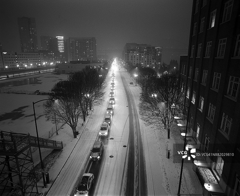 俄勒冈州波特兰市雪夜交通堵塞图片素材