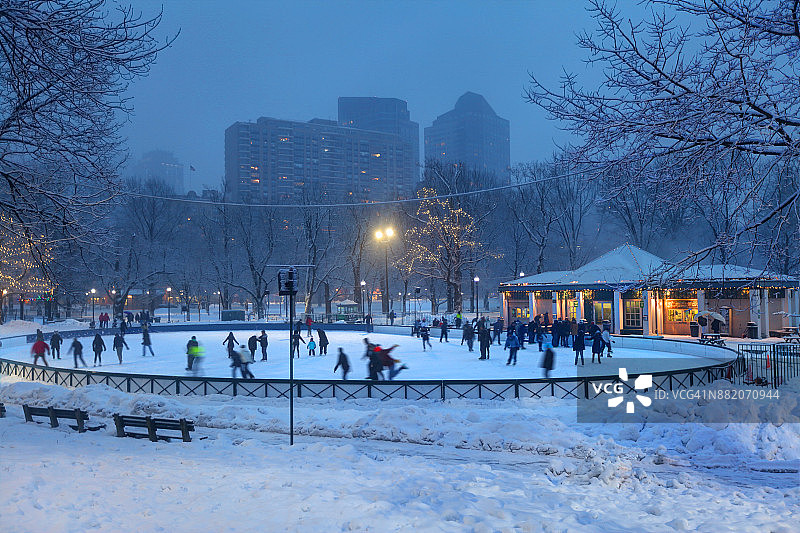 在波士顿公园的蛙池里滑冰图片素材