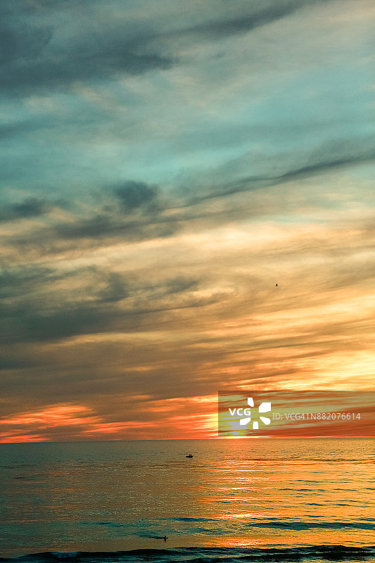 海面上的壮丽日落图片素材